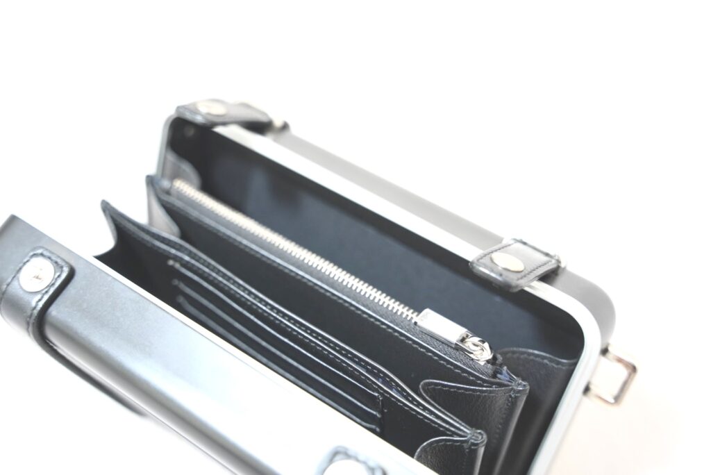 DIOR × RIMOWAのパーソナルクラッチバッグを開いた部分
