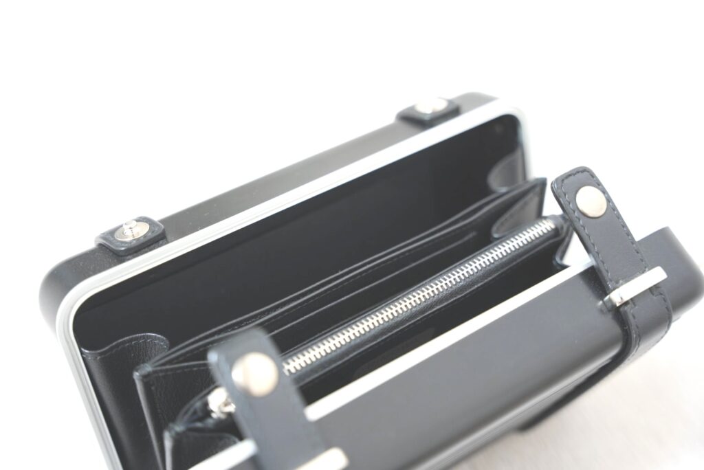 DIOR × RIMOWAのパーソナルクラッチバッグを開いた部分