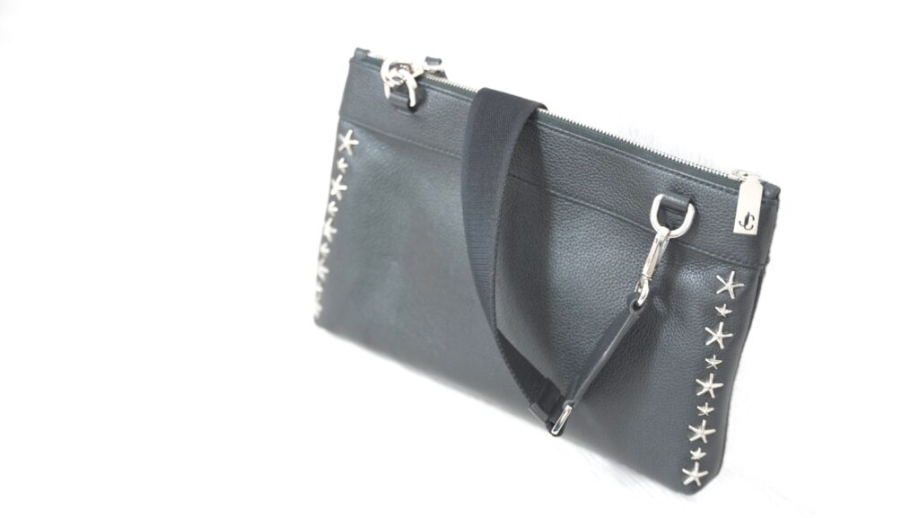 ジミーチュウのクラッチバッグの裏側