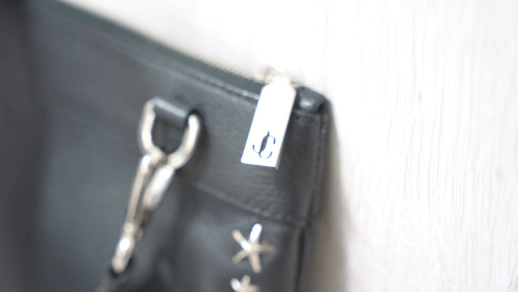 ジミーチュウのクラッチバッグのジッパー金具