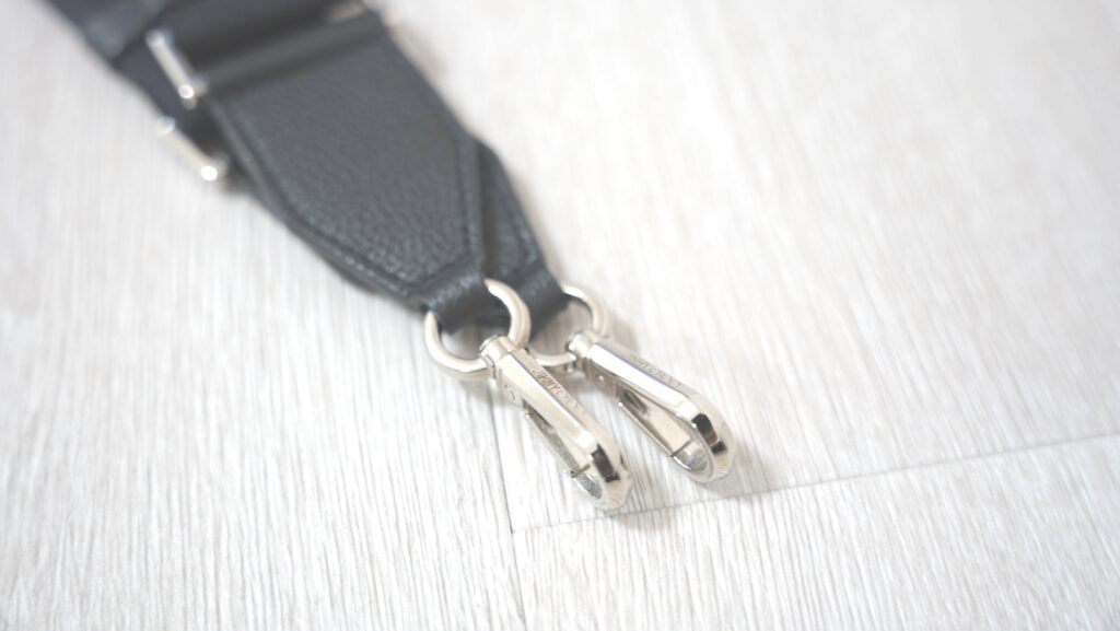 ジミーチュウのクラッチバッグのショルダーストラップ