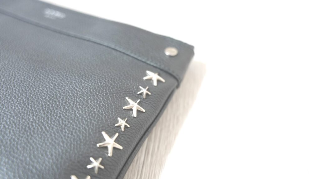 ジミーチュウのクラッチバッグのスタッズ