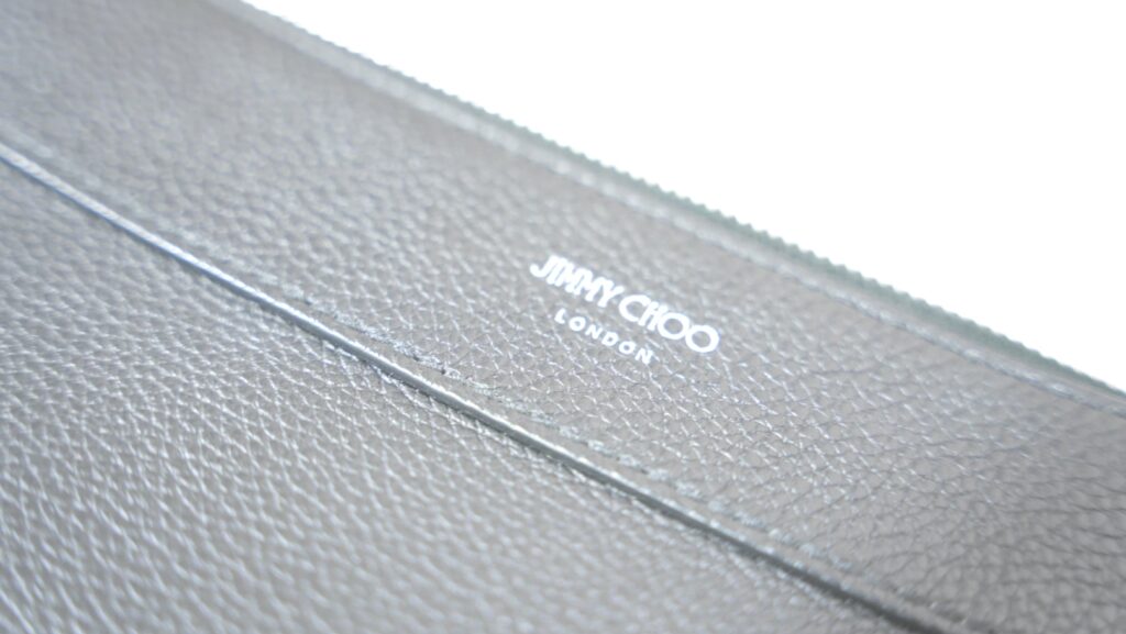 ジミーチュウのクラッチバッグの正面ロゴ