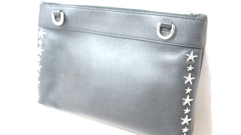 ジミーチュウのクラッチバッグの裏側