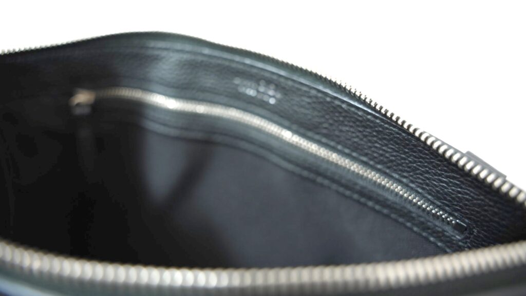 ジミーチュウのクラッチバッグを開いた部分