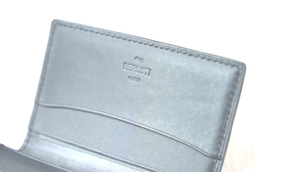 ベルルッティの名刺入れのフラップ部分