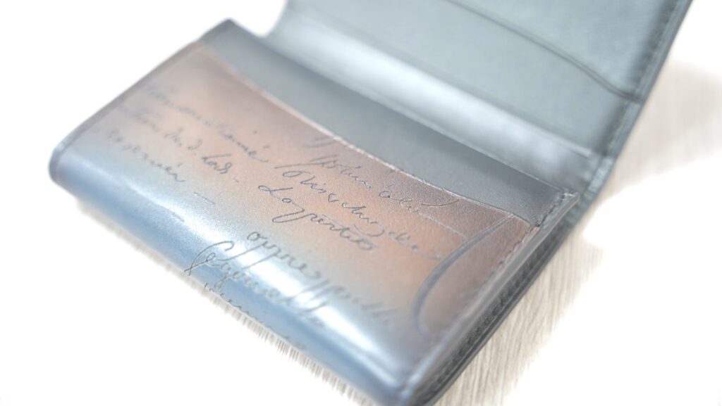 ベルルッティの名刺入れのフラップを開いたところ