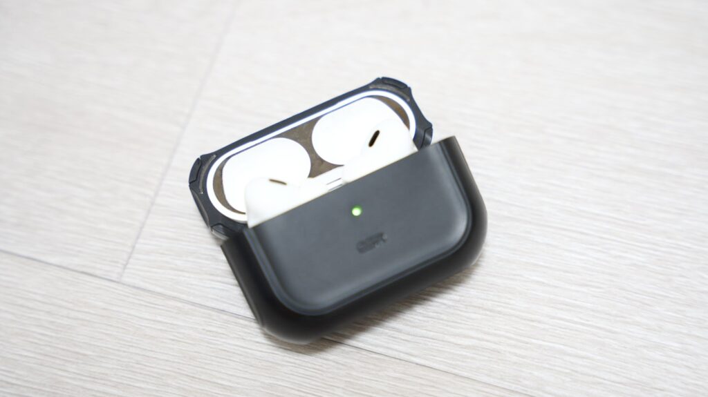 ESRのMagSafe機能付きAirPodsケースを開いたところ