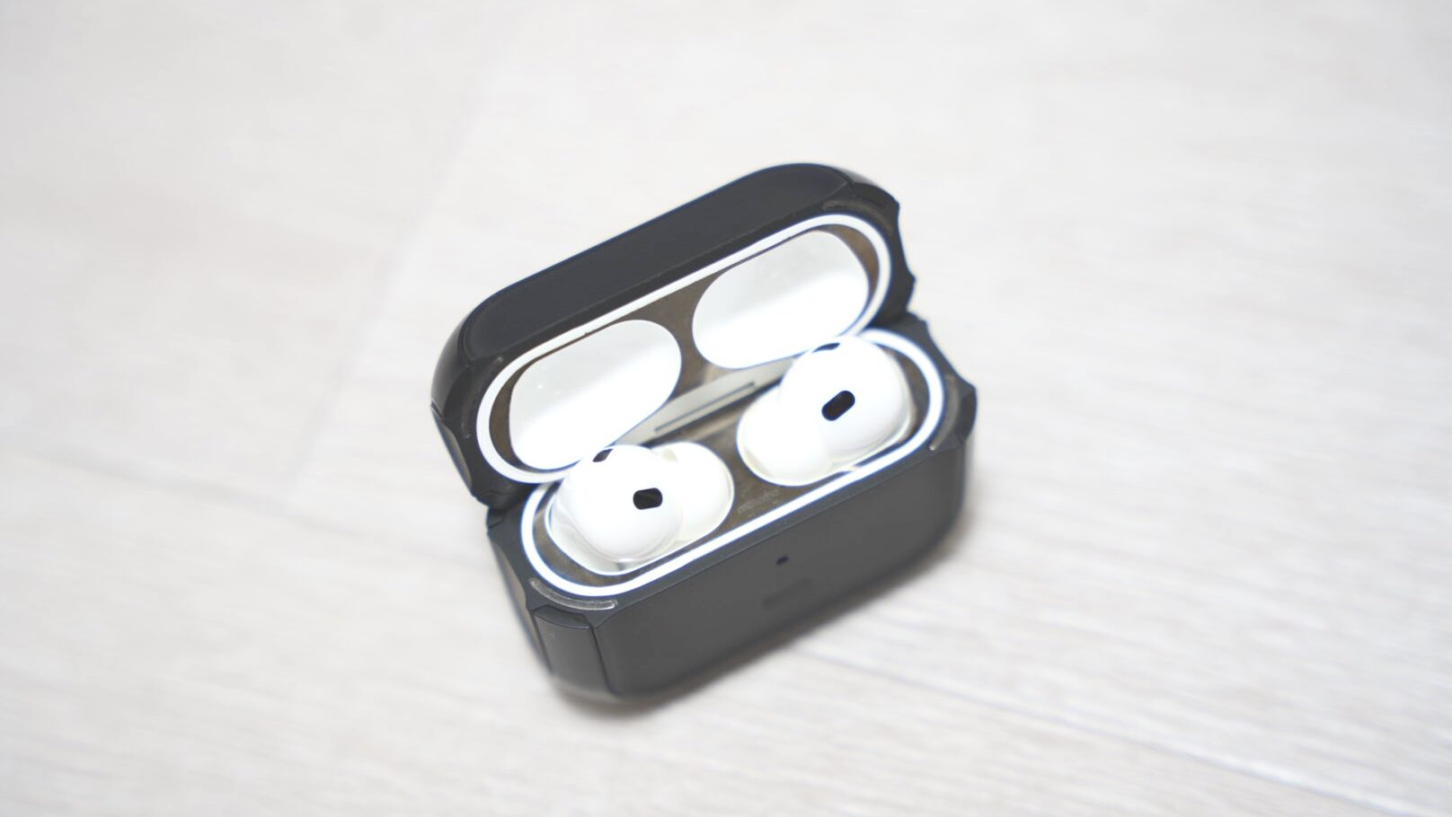 ESRのMagSafe機能付きAirPodsケースを開いたところ