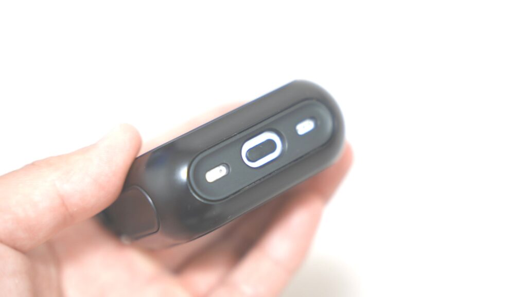 ESRのMagSafe機能付きAirPodsケースのスピーカー用穴