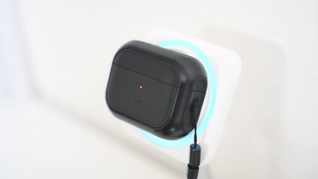 ESRのMagSafe機能付きAirPodsケースを充電