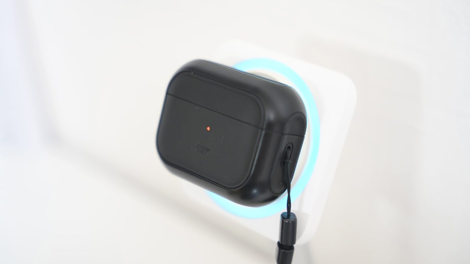 ESRのMagSafe機能付きAirPodsケースを充電