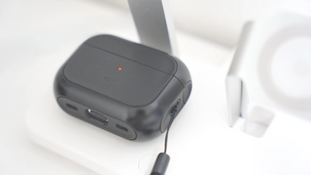 ESRのMagSafe機能付きAirPodsケースを充電
