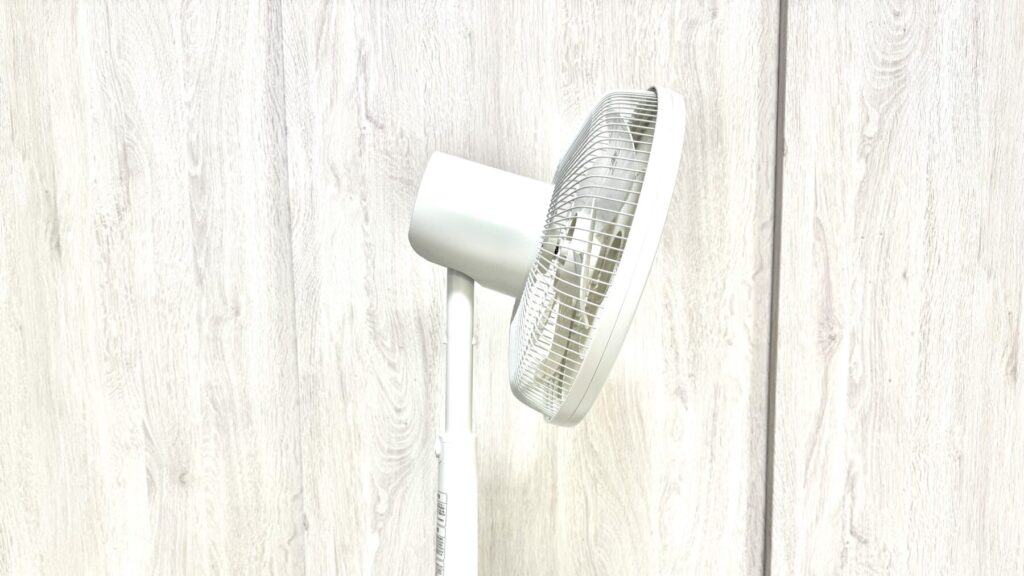 横から見た下を向く扇風機