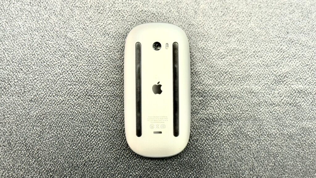 Appleのマジックマウスの裏側