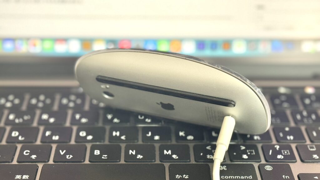 充電中のAppleのマジックマウス