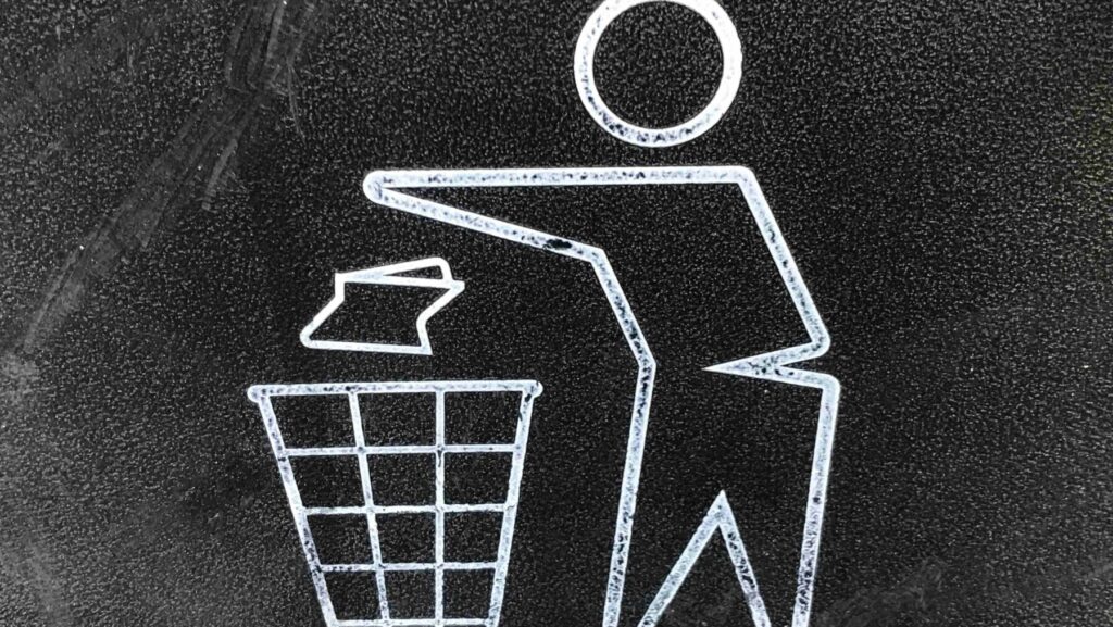 ゴミ箱にゴミを捨てるイラスト