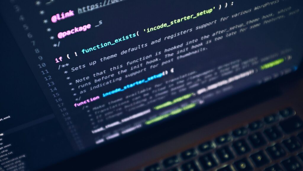 コードが書かれたパソコン