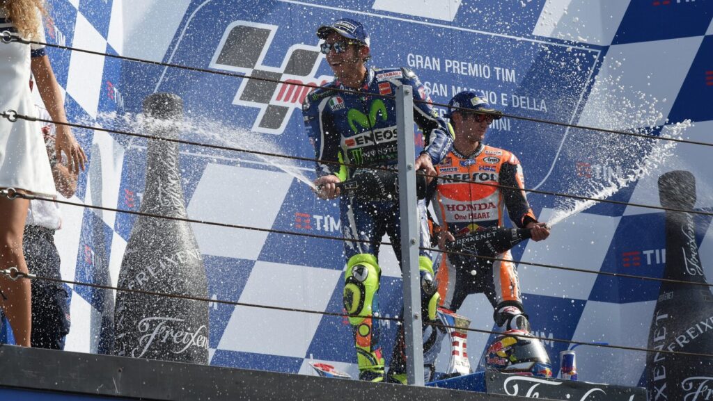 バイクレーサーのシャンパンファイト