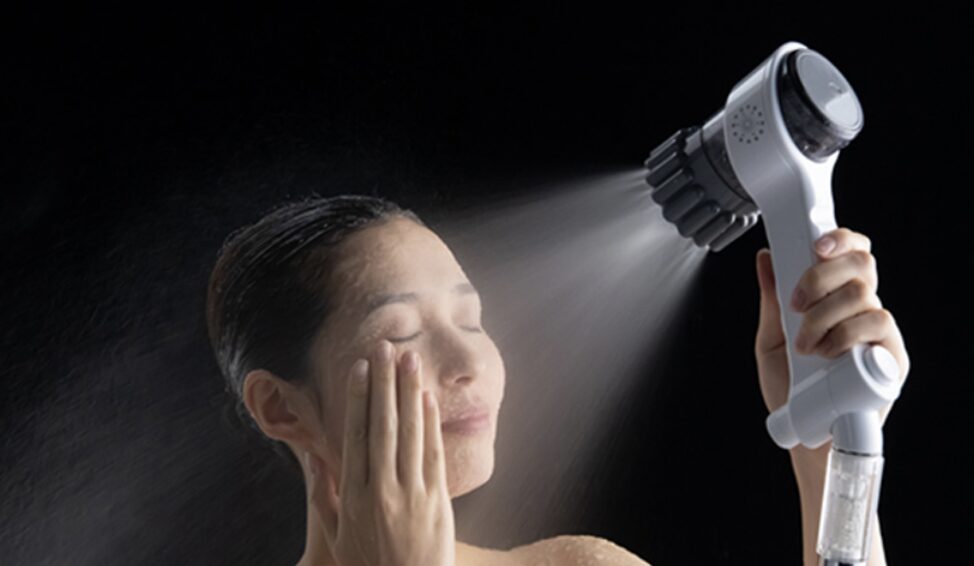 ミラブルゼロで油性マジックを落とす女性