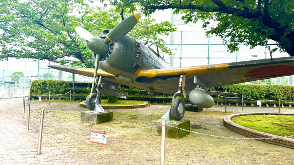 知覧特攻平和会館の入り口に展示されている戦闘機