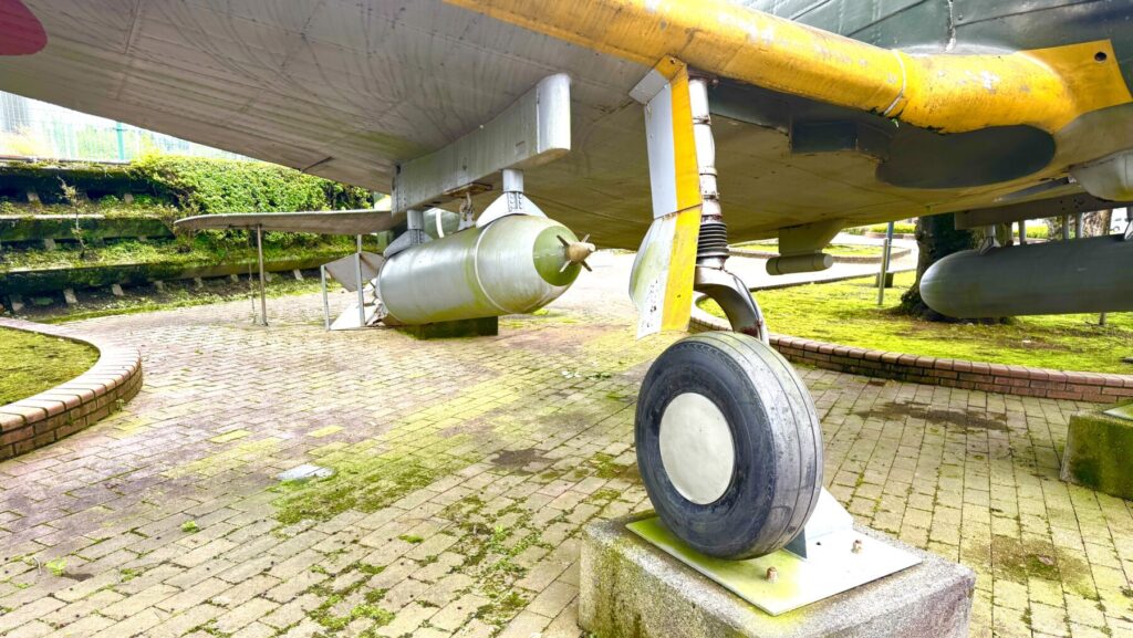 知覧特攻平和会館の入り口に展示されている戦闘機の車輪