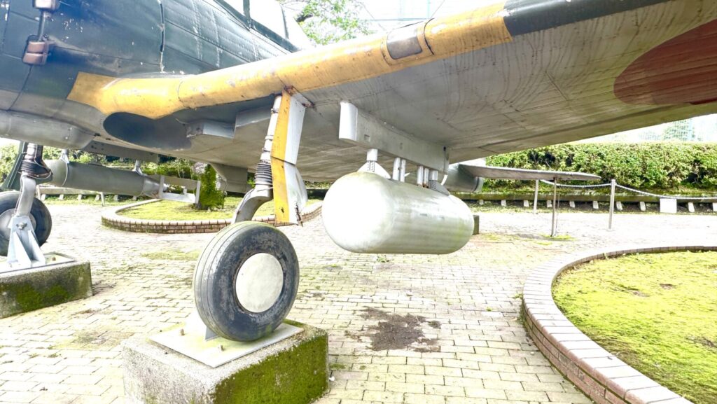 知覧特攻平和会館の入り口に展示されている戦闘機の爆弾