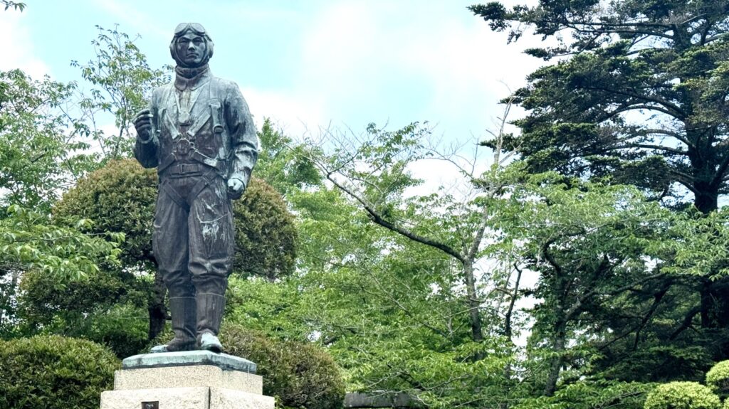 知覧特攻平和会館の入り口に展示されている特攻兵の銅像
