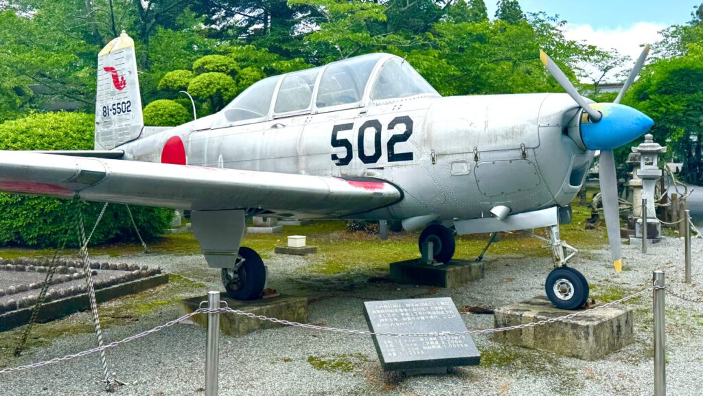 知覧特攻平和会館の入り口に展示されている戦闘機