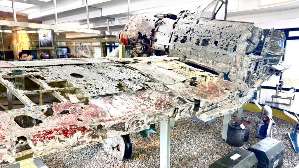 知覧特攻平和会館の中に展示されてる海から引き上げられた戦闘機