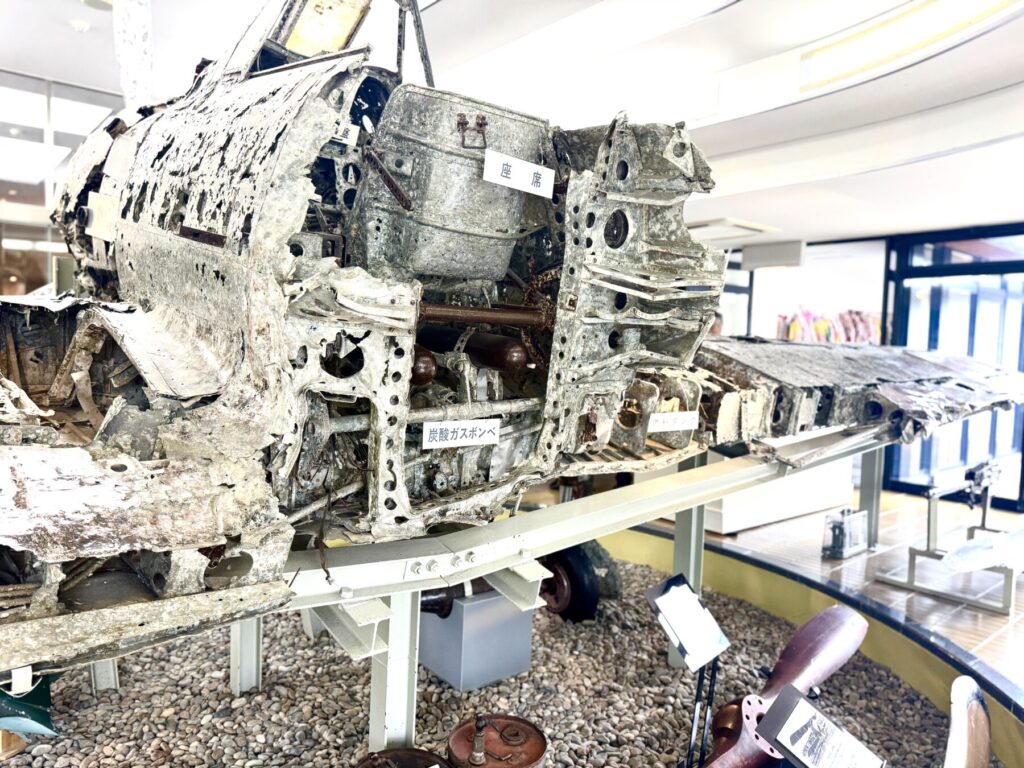 知覧特攻平和会館の中に展示されてる海から引き上げられた戦闘機