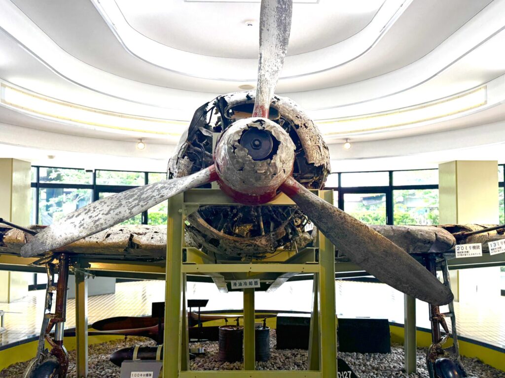知覧特攻平和会館の中に展示されてる海から引き上げられた戦闘機