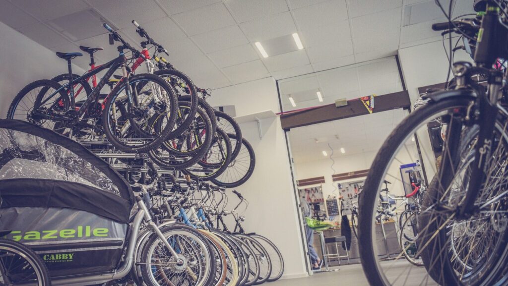 自転車屋に並べられたクロスバイクやロードバイク