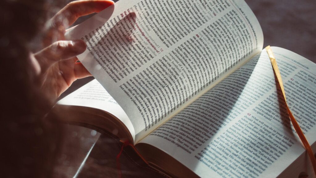 本のページを開く