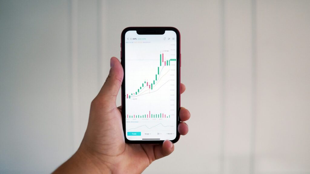投資のグラフが表示されたスマートフォン