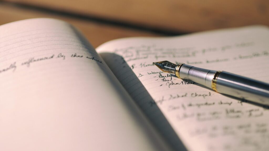 開いたノートとボールペン