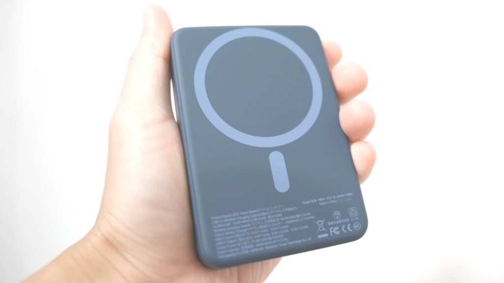 TORRASの10,000mAh MagSafe対応モバイルバッテリーのサイズ感