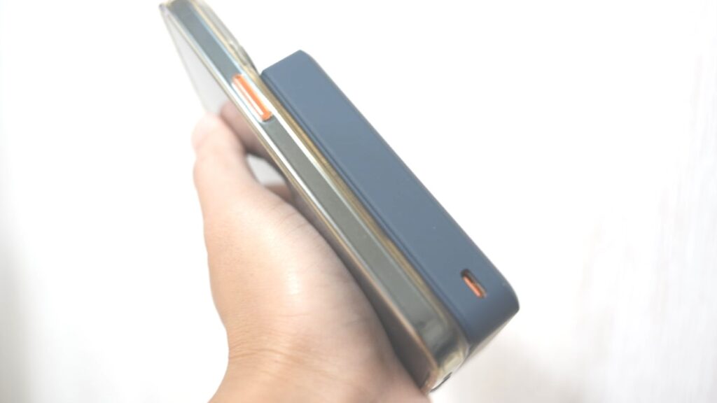 TORRASの10,000mAh MagSafe対応モバイルバッテリーの厚み