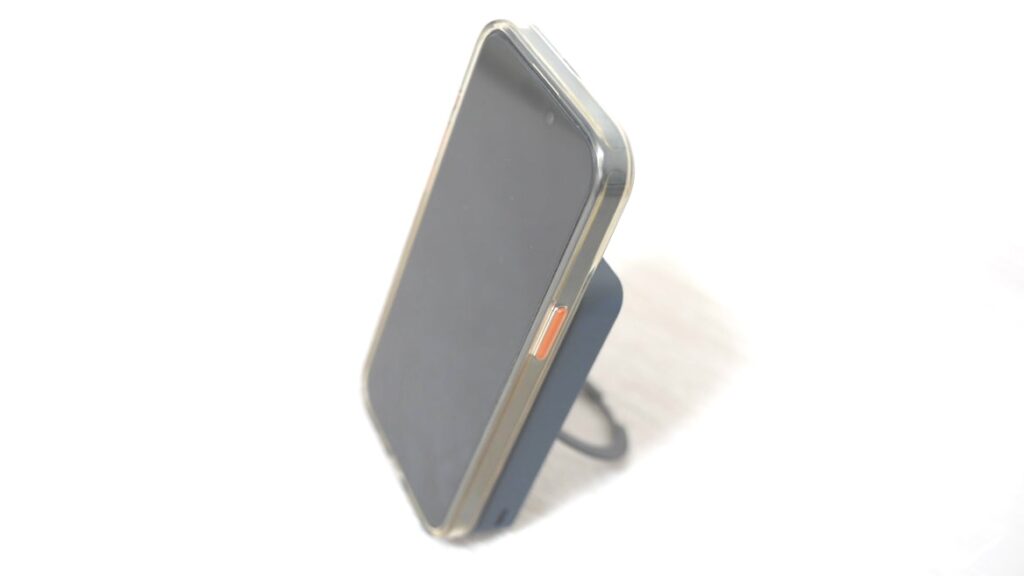 TORRASの10,000mAh MagSafe対応モバイルバッテリーとiPhone