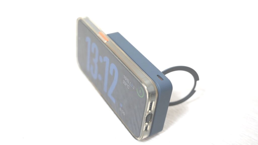 TORRASの10,000mAh MagSafe対応モバイルバッテリーの横向き使用