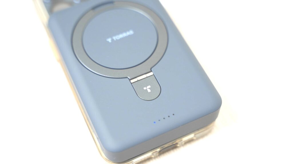 TORRASの10,000mAh MagSafe対応モバイルバッテリーのリング兼スタンド