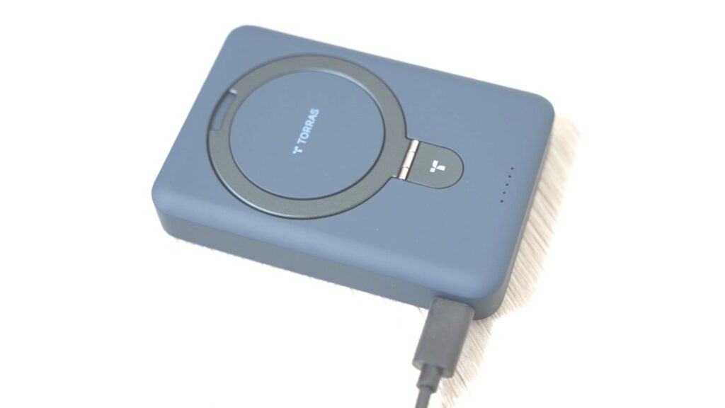 TORRASの10,000mAh MagSafe対応モバイルバッテリーのUSB Type-C充電