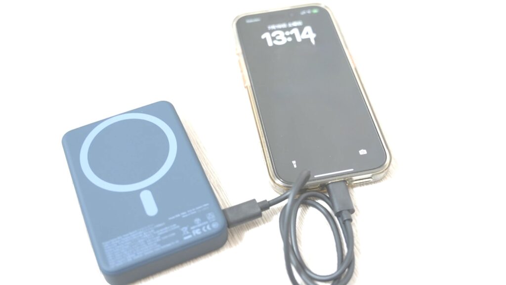 TORRASの10,000mAh MagSafe対応モバイルバッテリーの有線充電