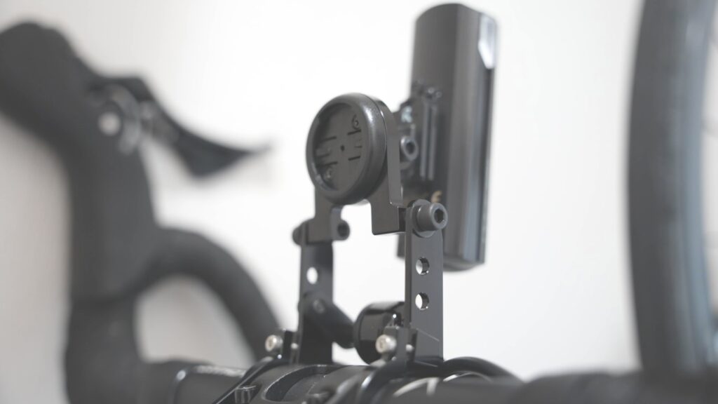 レックマウントにキャットアイのライトを装着したビアンキのロードバイク