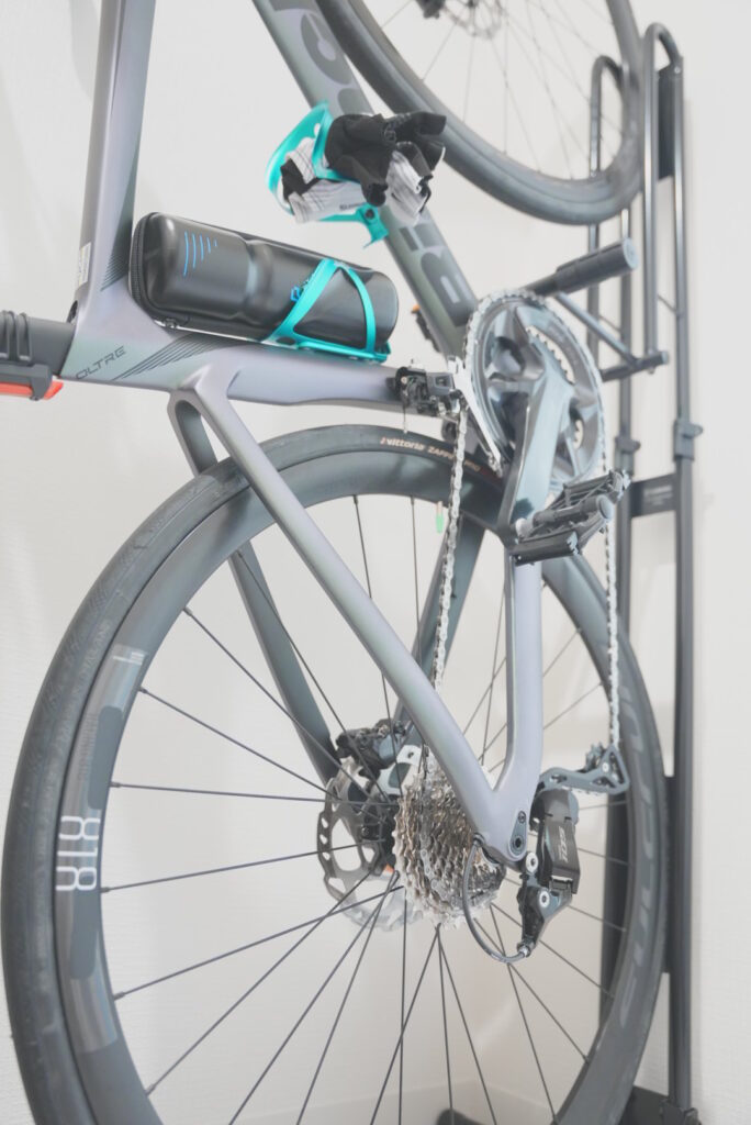 ロードバイクを立てかけてる縦型サイクルロッカー