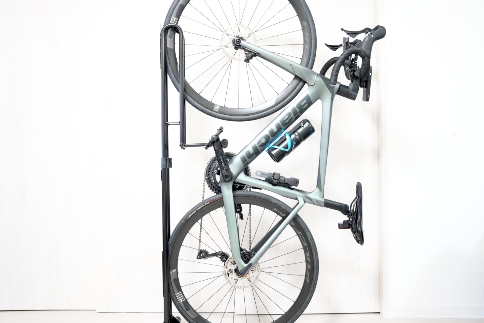 ロードバイク用縦型サイクルロッカー