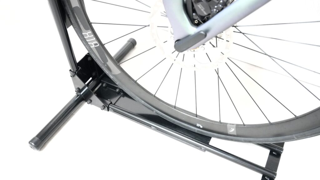 ロードバイク用縦型サイクルロッカーの後輪受け部