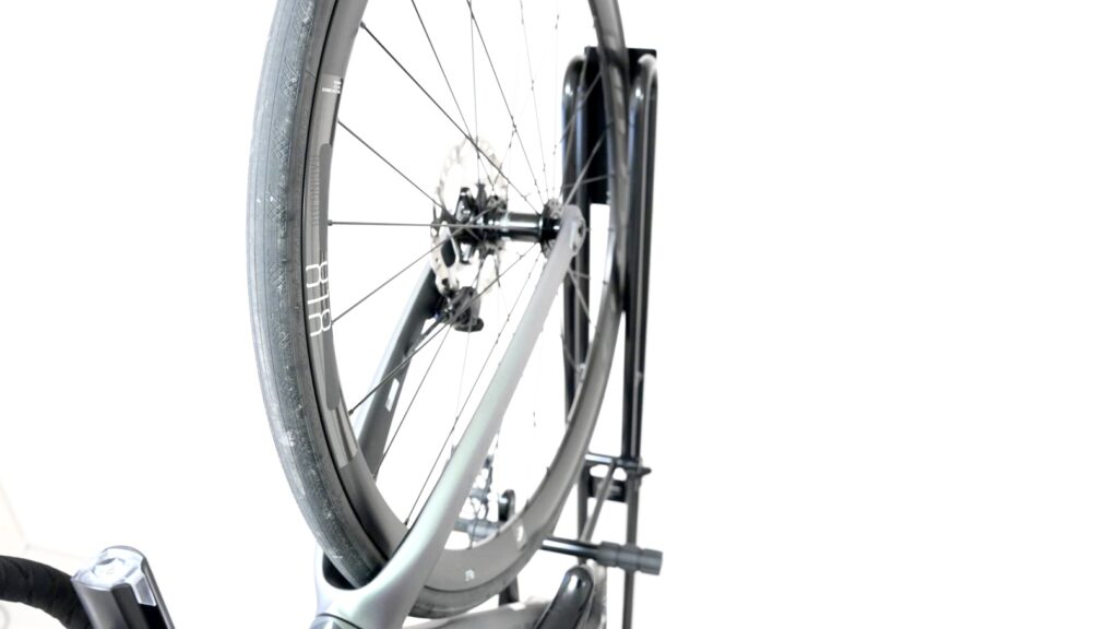 ロードバイク用縦型サイクルロッカーの前輪受け部