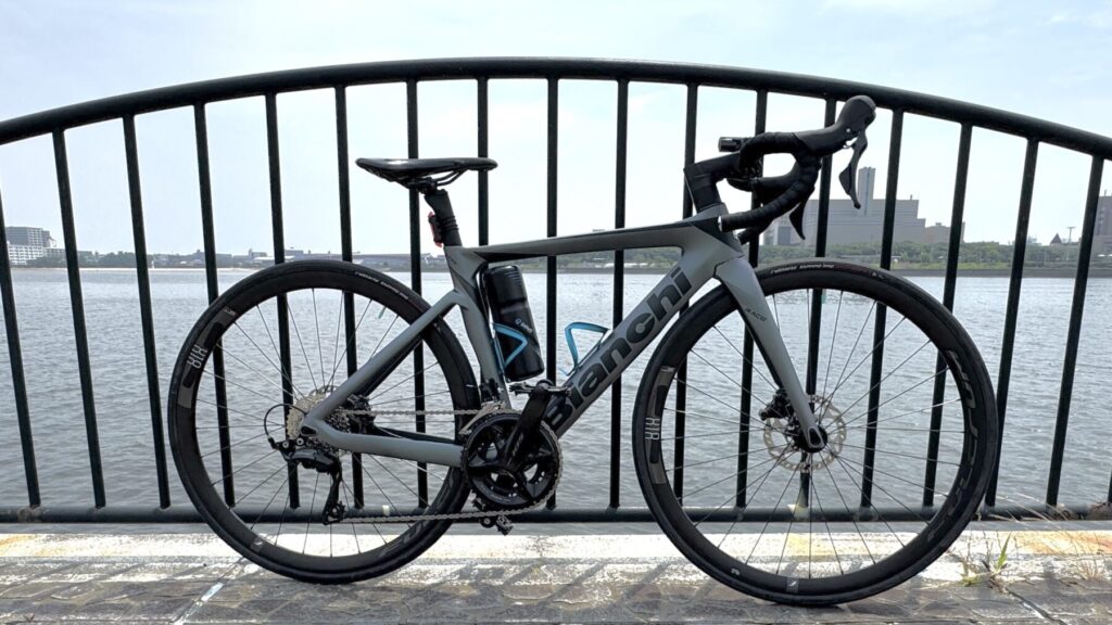 横から見たBianchi(ビアンキ)のロードバイク「OLTRE RACE」
