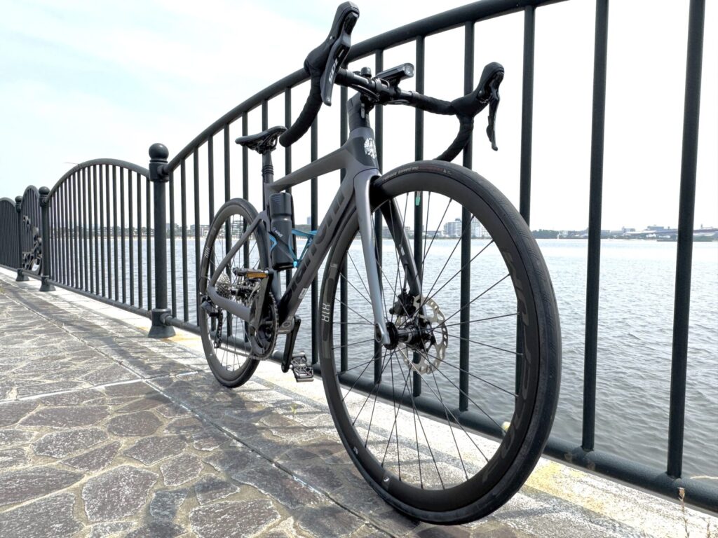 前から見たBianchi（ビアンキ）のロードバイク「OLTRE RACE」